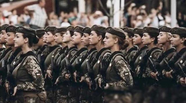 突发状况,4月01号14点15分,乌克兰女兵车顶跳舞,下场惨