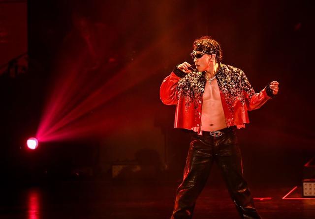 RAIN高雄热舞大秀胸腹肌瞬间穿衣为具俊晔大Ｓ夫妻默哀十秒