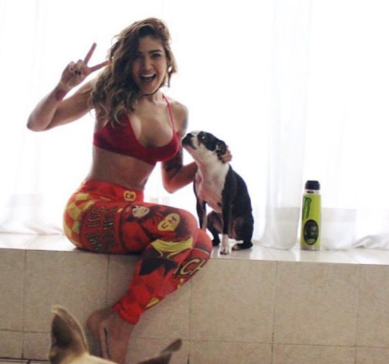 她被称为最性感的体育女主持人,小罗盯着她的胸部看呆!