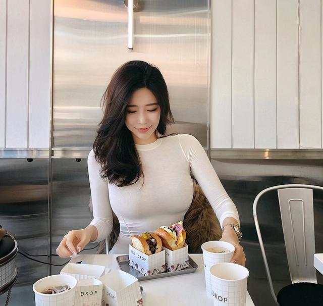 韩国女主播米娜,身材苗条拥有大长腿,网友:身材怎么练出来的?