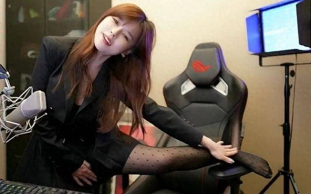 封号斗罗米娜偷偷开播！因穿着性感被超管警告，粉丝：别多管闲事