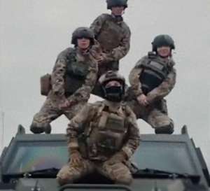 韩国女主播热舞娇喘(突发状况，4月01号14点15分，乌克兰女兵车顶跳舞，下场惨)