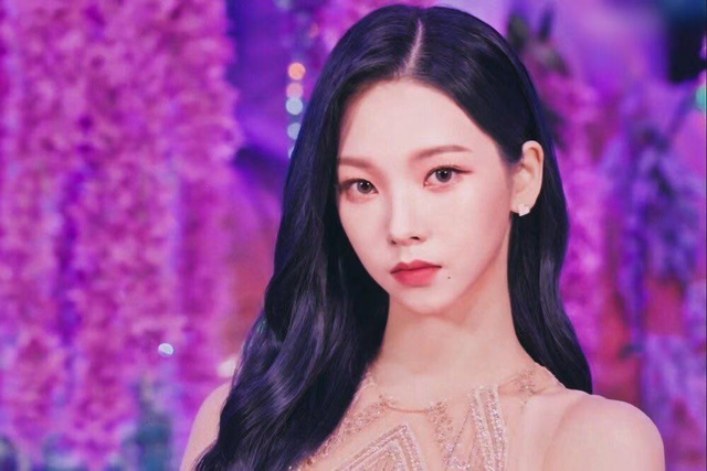 韩国女团舞台被指博眼球,表演服走光露打底裤,镜头专盯裙底拍