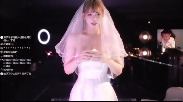 封号斗罗米娜偷偷开播！因穿着性感被超管警告，粉丝：别多管闲事