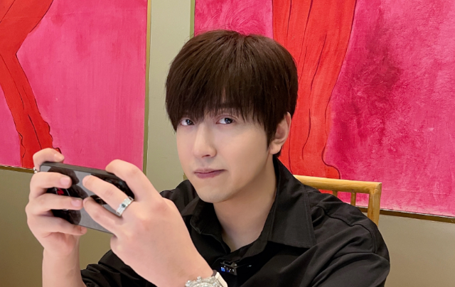 MR白冰虎牙首秀，当天吸粉15万，开星空顶豪车接美女吃豪华大餐