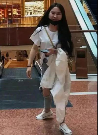 19岁少年，花318万舔到女主播，到底值不值？