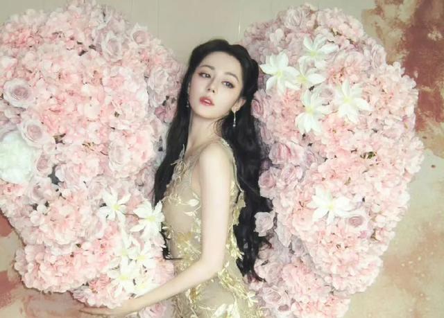 迪丽热巴直播惊艳全网，你准备好被“神女”颜值暴击了吗？