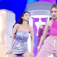 韩国女团舞台被指博眼球,表演服走光露打底裤,镜头专盯裙底拍