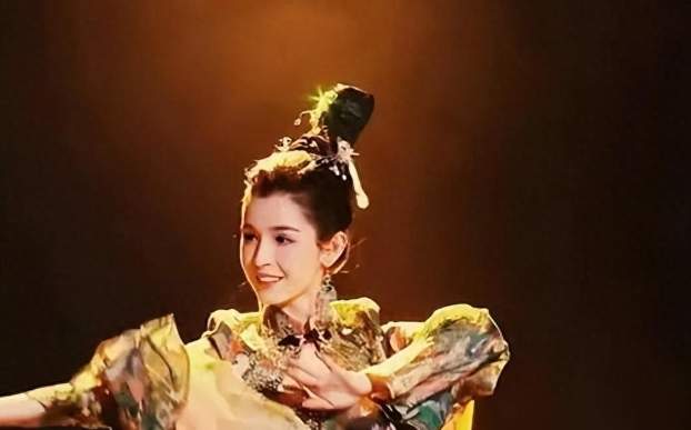 一支舞蹈成名的新疆美女,因“蜡烛门”事件深陷舆论,今出演女主