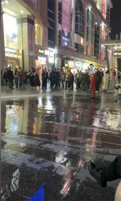 女主播直播喷水(一户外主播闹市直播疑被喷水驱赶，城管：如内容低俗，建议报警)