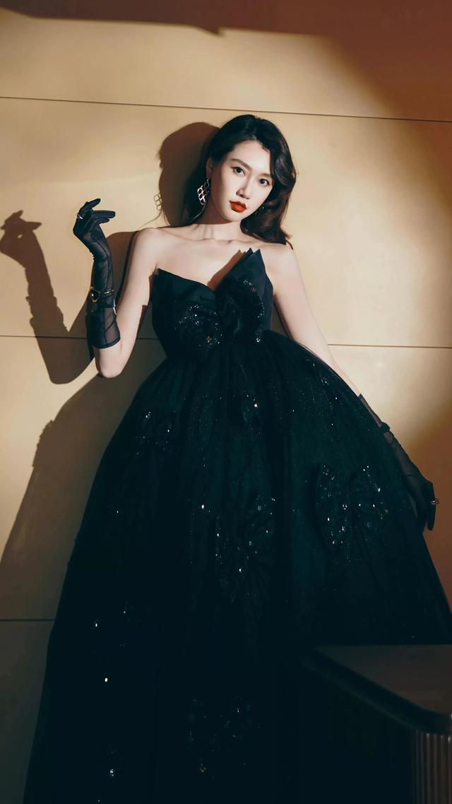 美女主持李斯羽高清壁纸写真，婀娜多姿，仪态万方