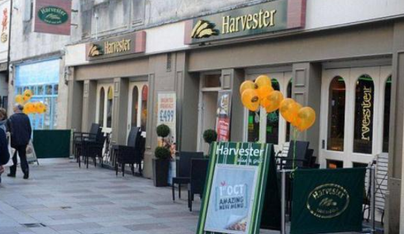 英国107cm的男子与170cm女友约会，看来身高真不是距离