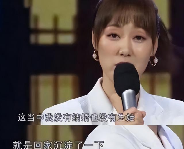 她是央视最美主持,曾跟李咏曹可凡传绯闻,被骂出央视后至今单身