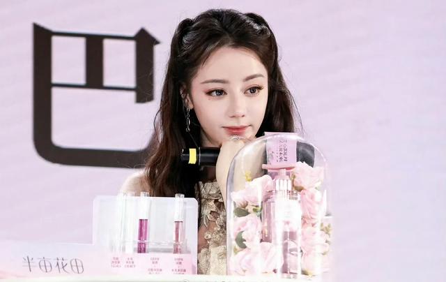 迪丽热巴直播惊艳全网，你准备好被“神女”颜值暴击了吗？