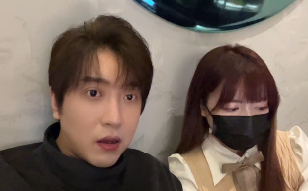 MR白冰虎牙首秀，当天吸粉15万，开星空顶豪车接美女吃豪华大餐