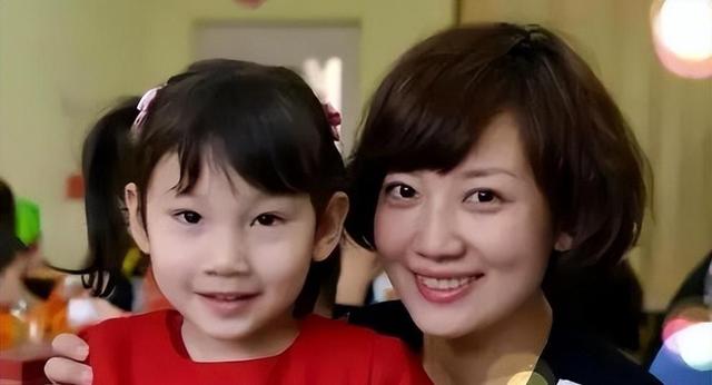 央视美女主持人王端端：嫁同行丈夫表示很幸福，直播落泪遭人质疑