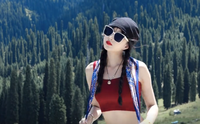 肥娟9号直播：榜一美女吊打40+品牌方，刷33个华子，牌子贴屁股上