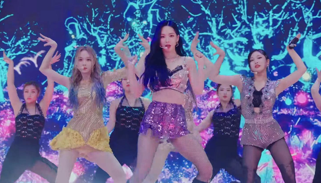 韩国女团舞台被指博眼球,表演服走光露打底裤,镜头专盯裙底拍