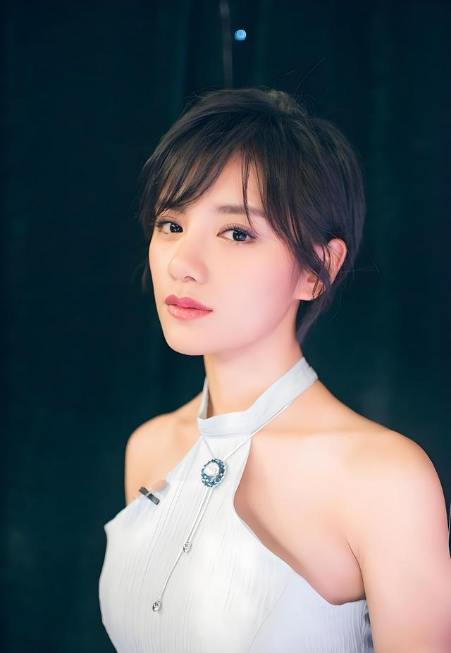 她是浙江台女神级主持人,长相清纯却身材火辣,难怪红的一塌糊涂