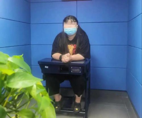 19岁少年，花318万舔到女主播，到底值不值？