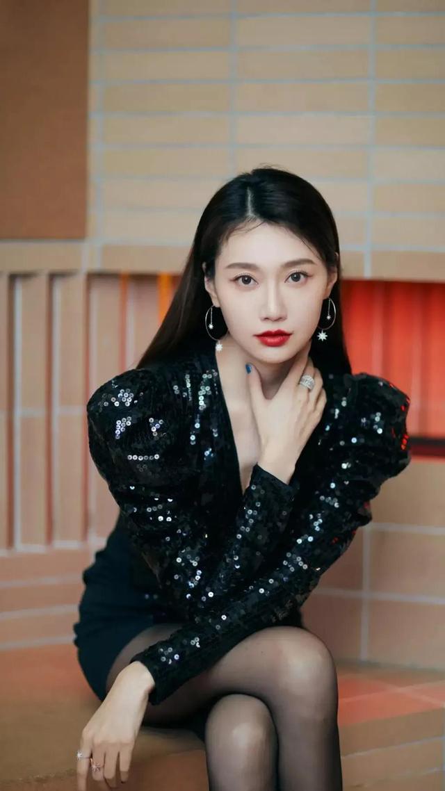 美女主持李斯羽高清壁纸写真，婀娜多姿，仪态万方