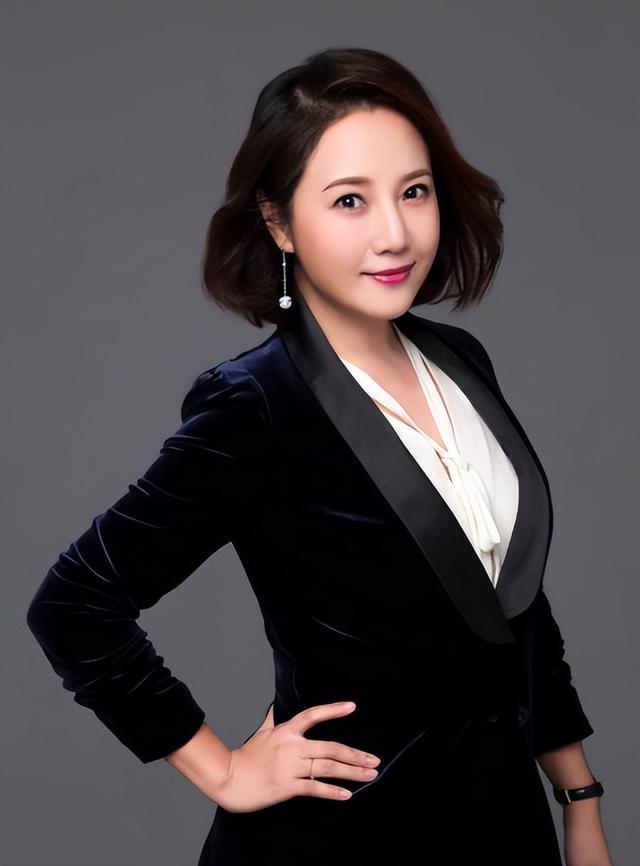 54岁珠江台主持徐洁：从年轻美到老，坚守26年赢广东观众一致好评