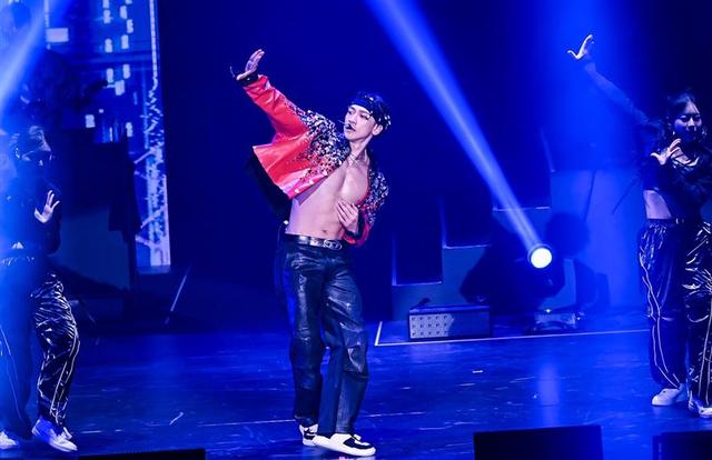 RAIN高雄热舞大秀胸腹肌瞬间穿衣为具俊晔大Ｓ夫妻默哀十秒