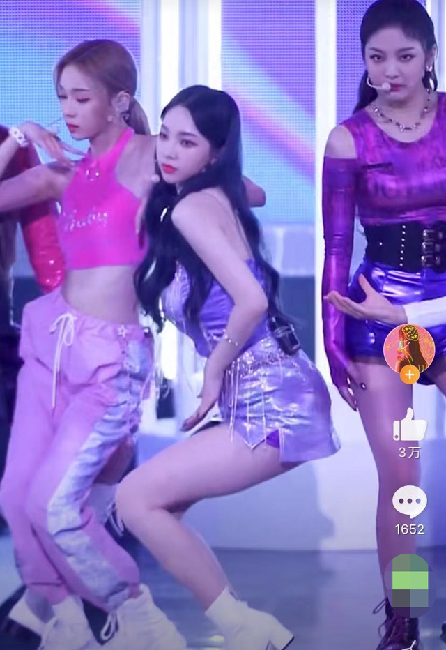 韩国女团舞台被指博眼球,表演服走光露打底裤,镜头专盯裙底拍