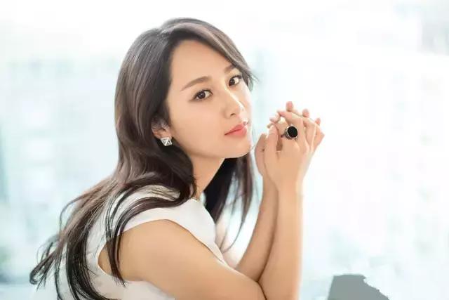 整容成瘾，变脸成习惯，可惜杨紫浪费一手好牌，毁了自己也要毁了