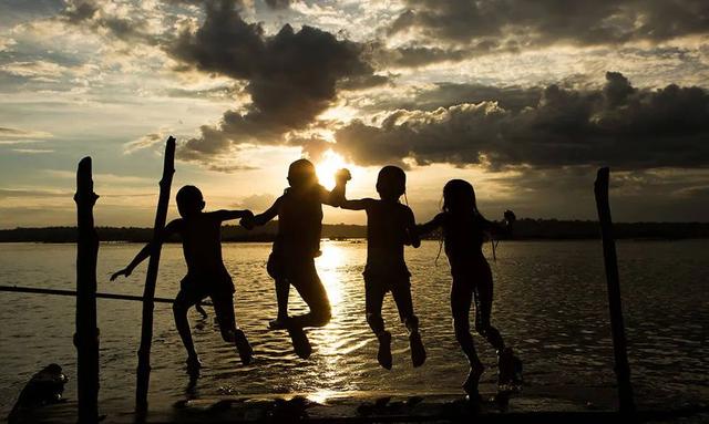 忘不了故乡的那条小河，农村小媳妇在河里洗衣服