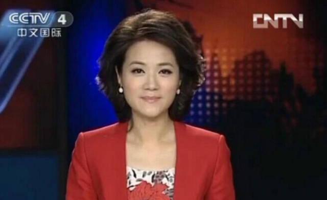 央视主持人董丽萍热舞,40岁皮肤白身材纤细,被网友盛赞是中学生