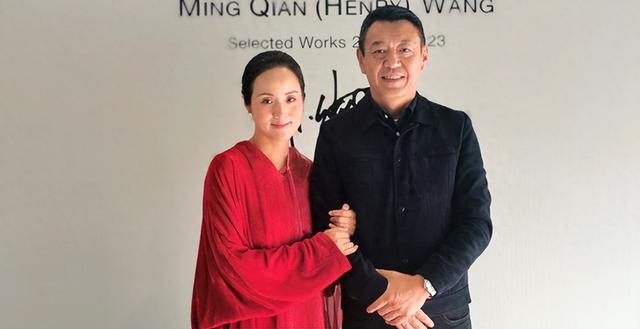 她是知名歌唱家,不惧流言嫁三婚丈夫,三年生一儿一女,如今怎样?