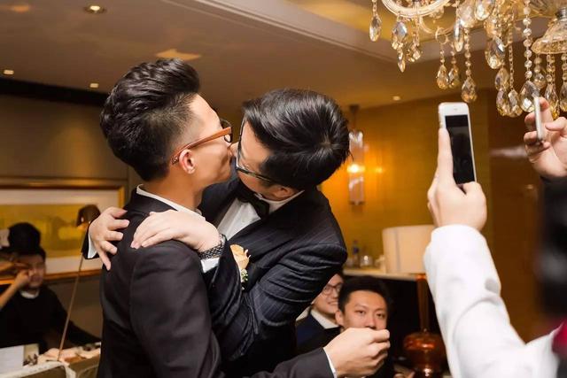 嫁给河北台男主播  湖北台女主播的伴娘团里竟有个男人！