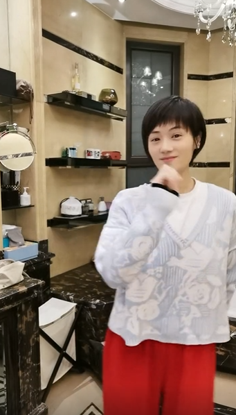 央视主持人董丽萍热舞,40岁皮肤白身材纤细,被网友盛赞是中学生