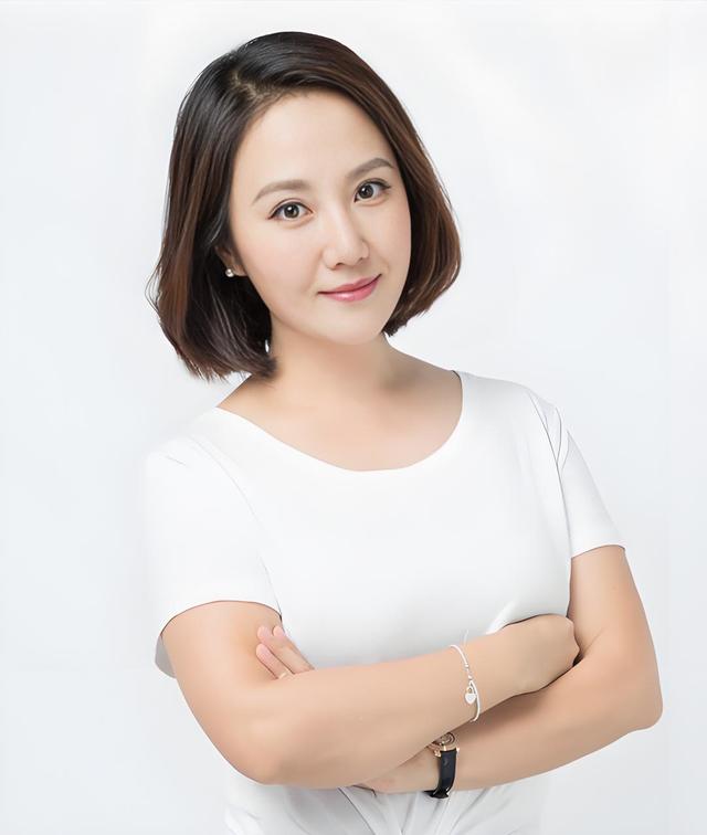 54岁珠江台主持徐洁：从年轻美到老，坚守26年赢广东观众一致好评