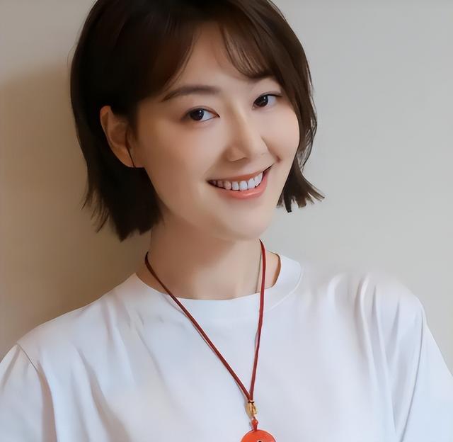 她是央视最美主持,曾跟李咏曹可凡传绯闻,被骂出央视后至今单身