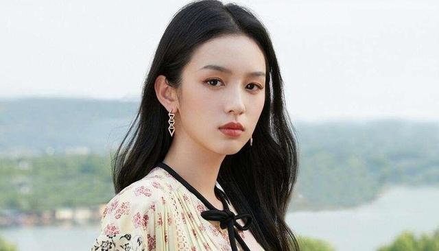 周也“耍大牌”事件愈演愈烈，央媒下场发实锤证据，给她上了一课