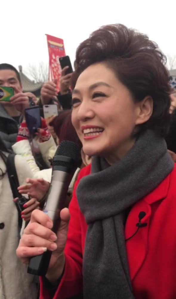 47岁央视一姐海霞回老家过年，跳广场舞讲河南话，所有人都震惊了