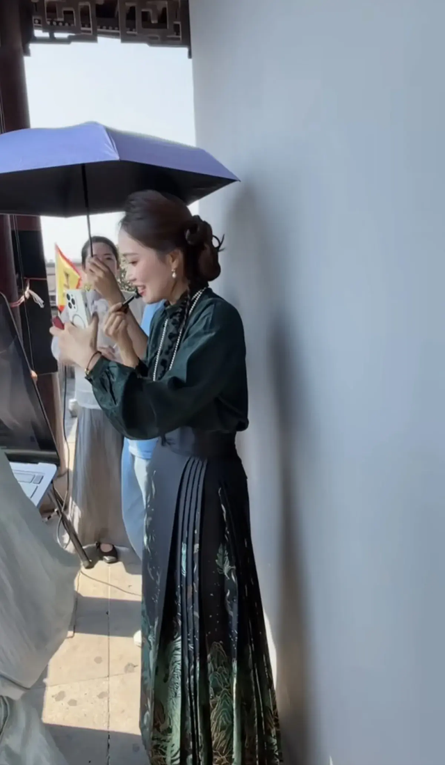 东方yoyo上播前化妆花絮曝光，盘头发化浓妆太显成熟还是素颜好看