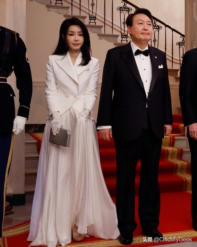 韩国第一夫人金建希与戒严令有关？52岁冻龄美貌连拜登都赞！