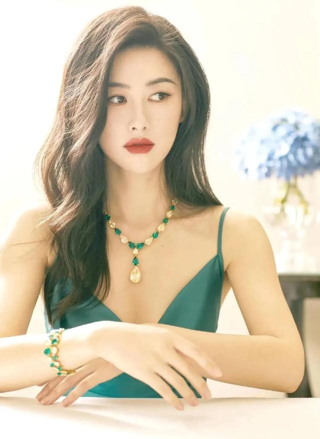 40岁朱珠晒“蜜桃臀”，丰满有料，性感撩人，简直就是人间尤物