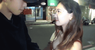 一个帅哥，每天在街头拉陌生男女随机相亲，2年撮合1000对