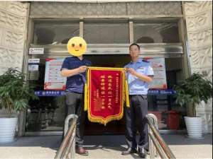 女主播转盘喝(男子利用职务之便打赏主播女友，江南警方追回全部款项)