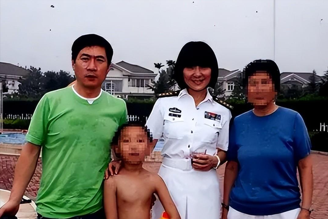 背叛丈夫跟医生相好,转移丈夫12 亿,靠一首歌在春晚爆红的她真狠