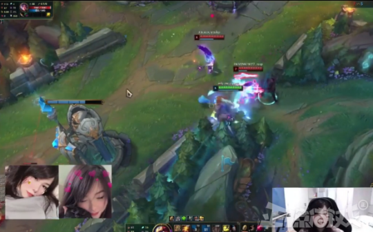 LOL巴西美女选手开直播,一夜涨了30万粉,Doinb还刷了上万礼物