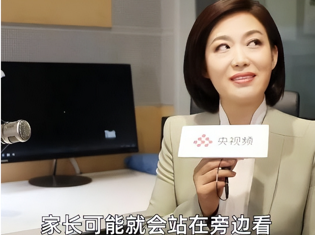 央视主播郑丽：结婚丁克7年不生娃，37岁高龄生女，婆婆激动落泪