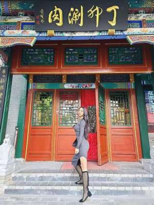 胸最大女主播韩国(韩国已婚性感女星秀S曲线，大胸翘臀腿还长，紧身裙拍照姿势撩人)