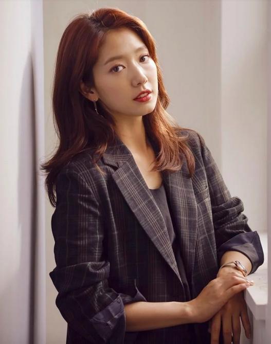 30岁朴信惠肉肉脸下垂，水蜜桃感不再？差的是一对改面相耳环