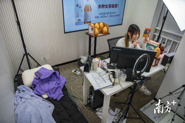 百万粉丝女主播的“双十一”之夜：凌晨3点下播后，她睡在了直播间