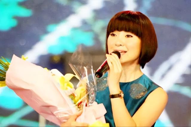 背叛丈夫跟医生相好,转移丈夫12 亿,靠一首歌在春晚爆红的她真狠